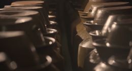 人民網“透明工廠”走進康師傅方便面 見證傳統工藝的現代“智造