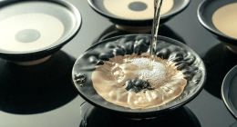 拆解茅五半年報：茅臺向下，五糧液向上