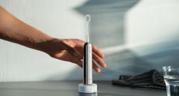 再邋遢的年輕人，也在用電動牙刷刷牙