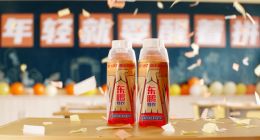 從藍(lán)領(lǐng)續(xù)命水到?jīng)_刺港股，東鵬飲料在下一盤什么棋？