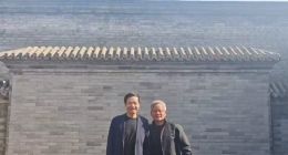 黃仁勛來北京了？大熱天穿皮夾克和雷軍合影