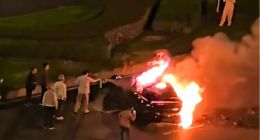 小米SU7碰撞后起火 幾名路人試圖援救未能打開車門