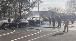 北京順義街頭一輛騰勢D9突發(fā)大火，損毀嚴(yán)重